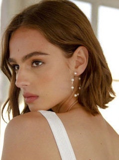 Hoop with 3" Circle with 10 Small pearls. Very Very Light