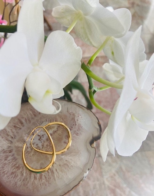 Simply Sexy Oval Hoop. Sleek Simple and Elegant Lines. Rich Looking Hoop.  Gold 1" X 1.5"