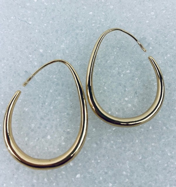 Simply Sexy Oval Hoop. Sleek Simple and Elegant Lines. Rich Looking Hoop.  Gold 1" X 1.5"